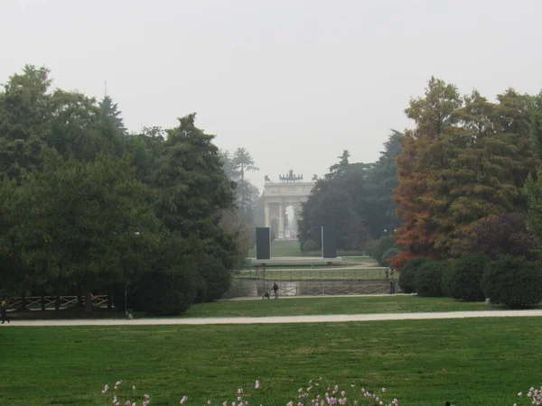 平和のアーチはセンピオーネ広場の中心に位置しています イタリア ミラノ — ストック写真