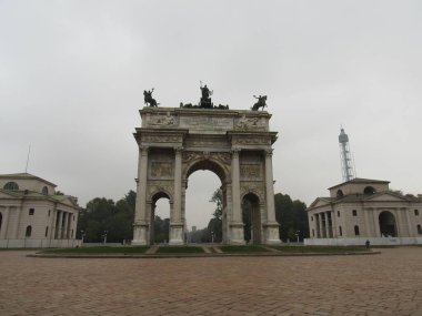 Barış Kemeri Sempione Meydanı 'nın merkezinde yer almaktadır. Milan, İtalya.