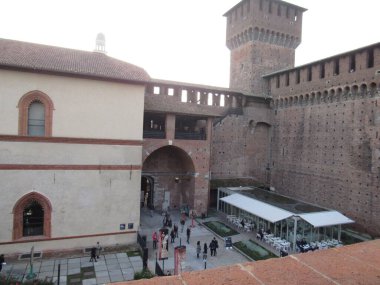Sforzesco Kalesi 1360 ile 1370 yılları arasında Milano 'da hüküm süren Visconti ailesinin evi olarak inşa edilmiştir. O zamandan bu yana, şato restorasyon ve yapının genişletilmesi de dahil olmak üzere çok sayıda çalışmadan geçti. İtalya.