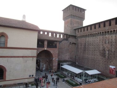 Sforzesco Kalesi 1360 ile 1370 yılları arasında Milano 'da hüküm süren Visconti ailesinin evi olarak inşa edilmiştir. O zamandan bu yana, şato restorasyon ve yapının genişletilmesi de dahil olmak üzere çok sayıda çalışmadan geçti. İtalya.