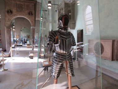 Ortaçağ silahları ve zırhı İtalya 'nın Milano kentindeki Sforzesco Kalesi Müzesinde sergileniyor..