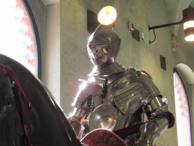 Ortaçağ silahları ve zırhı İtalya 'nın Milano kentindeki Sforzesco Kalesi Müzesinde sergileniyor..