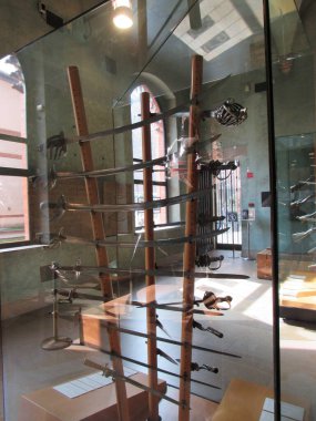 Ortaçağ silahları ve zırhı İtalya 'nın Milano kentindeki Sforzesco Kalesi Müzesinde sergileniyor..