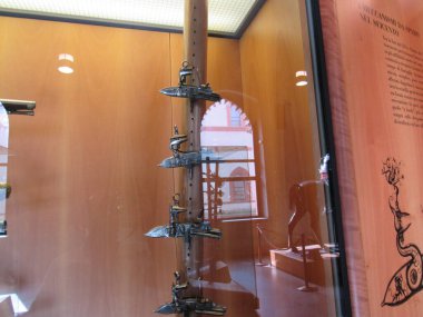 Ortaçağ silahları ve zırhı İtalya 'nın Milano kentindeki Sforzesco Kalesi Müzesinde sergileniyor..