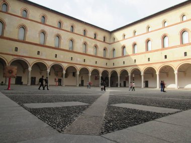 Sforzesco Kalesi 1360 ile 1370 yılları arasında Milano 'da hüküm süren Visconti ailesinin evi olarak inşa edilmiştir. O zamandan bu yana, şato restorasyon ve yapının genişletilmesi de dahil olmak üzere çok sayıda çalışmadan geçti. İtalya.