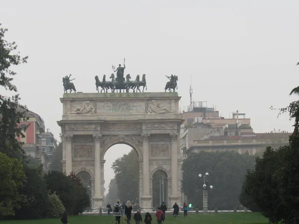 Arch Peace Sempione Square 중앙에 위치한다 이탈리아의 밀라노 — 스톡 사진