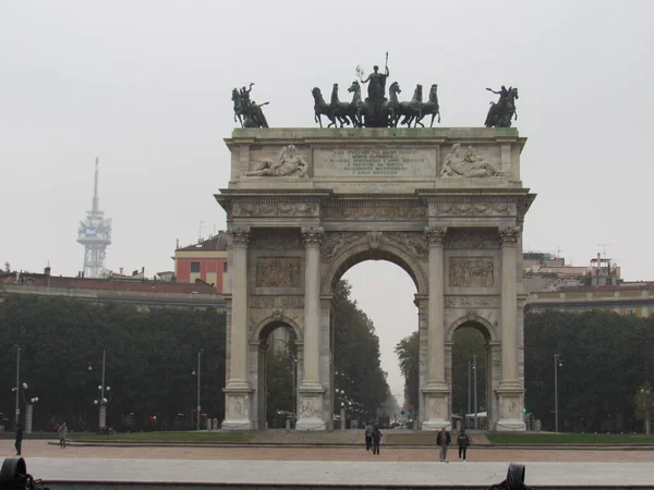 Arch Peace Sempione Square 중앙에 위치한다 이탈리아의 밀라노 — 스톡 사진