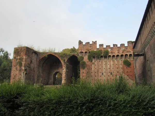 stock image The Sforzesco Castle was built between 1360 and 1370 as the home of the Visconti family, who reigned in Milan at this time. Since then, the castle has undergone several works that included restorations and expansions of the structure. Italy.