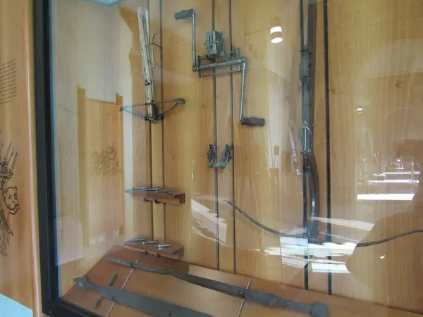 イタリアミラノのスフォルツェスコ城博物館に展示されている中世の武器や鎧 — ストック写真
