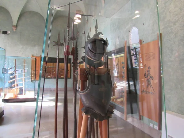 意大利米兰Sforzesco城堡博物馆展出的中世纪武器和盔甲 — 图库照片