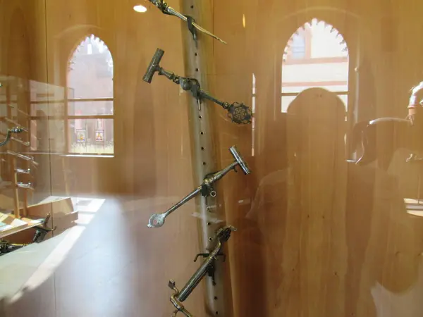 イタリアミラノのスフォルツェスコ城博物館に展示されている中世の武器や鎧 — ストック写真