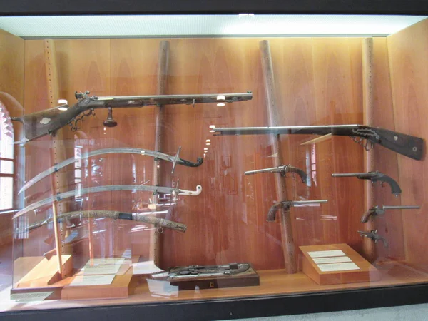 意大利米兰Sforzesco城堡博物馆展出的中世纪武器和盔甲 — 图库照片