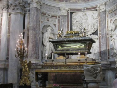 Maria Assunta Katedrali 'nin içi. Kilise gerçek bir başyapıttır ve Pisa Denizcilik Cumhuriyeti 'nin ihtişamlı zamanlarında elde ettiği prestij ve zenginliğe tanıklık etmektedir. Pisa, İtalya.