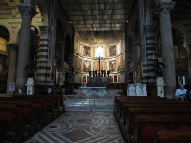 Maria Assunta Katedrali 'nin içi. Kilise gerçek bir başyapıttır ve Pisa Denizcilik Cumhuriyeti 'nin ihtişamlı zamanlarında elde ettiği prestij ve zenginliğe tanıklık etmektedir. Pisa, İtalya.