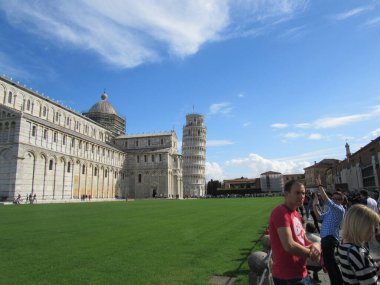 Piazza Del Duomo, fidan diversos museus e a torre. Pisa, İtalya.
