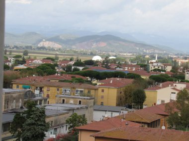 Pisa Kulesi 'nin tepesinden Pisa şehri görünüyor. İtalya.