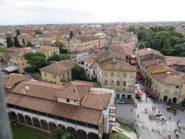 Pisa Kulesi 'nin tepesinden Pisa şehri görünüyor. İtalya.