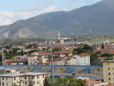 Pisa Kulesi 'nin tepesinden Pisa şehri görünüyor. İtalya.