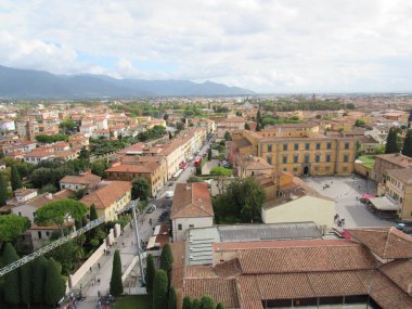 Pisa Kulesi 'nin tepesinden Pisa şehri görünüyor. İtalya.