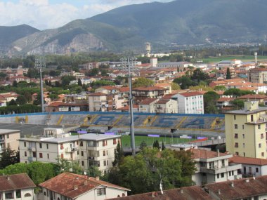 Pisa Kulesi 'nin tepesinden Pisa şehri görünüyor. İtalya.