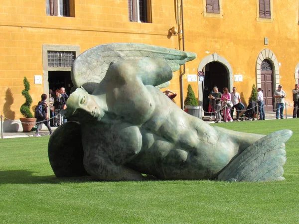 Umgestürzte Engelskulptur Der Nähe Des Turms Von Pisa Italien — Stockfoto