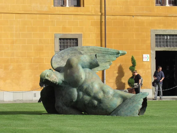 Скульптура Падшего Ангела Возле Башни Пизы Италия — стоковое фото