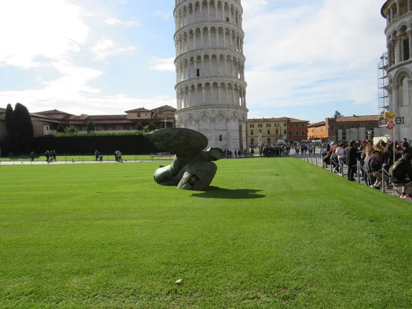 Upadły Anioł Rzeźba Koło Wieża Piza Włochy — Zdjęcie stockowe