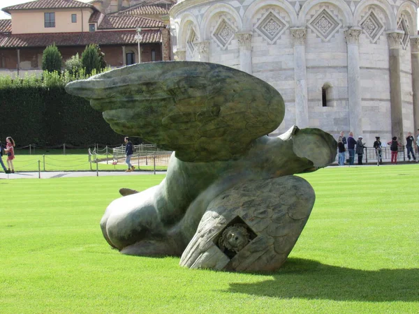 Скульптура Падшего Ангела Возле Башни Пизы Италия — стоковое фото