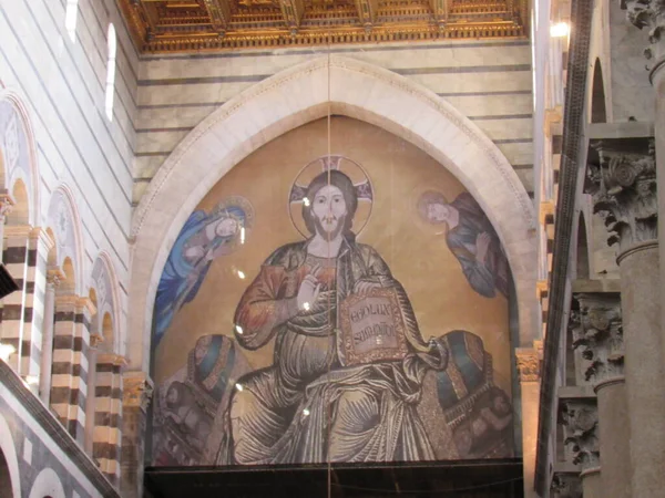マリア アスンタ大聖堂の内部 教会は真の傑作であり その最大の素晴らしさの時にピサの海事共和国によって達成された威信と富の証人を負います イタリアのピサ — ストック写真