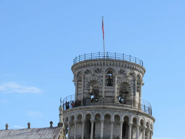 Mensen Bovenop Toren Van Pisa Italië — Stockfoto