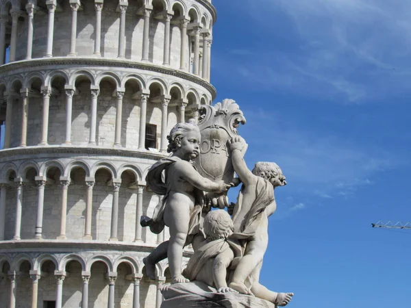 Piękna Rzeźba Pobliżu Wieży Pizie Włochy — Zdjęcie stockowe