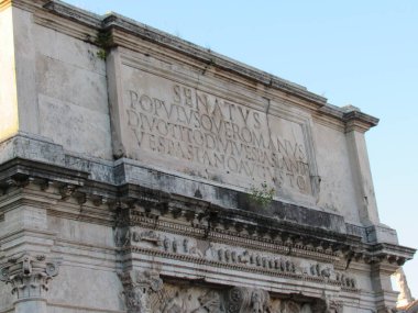 Roma Forumu, Antik Roma 'nın tüm ticaret merkezlerinin toplandığı ve vatandaşların iş, politika, hukuk, ekonomi ve din hakkında konuşmak için toplandığı yerdi. Roma, İtalya.