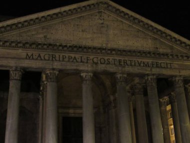 Gece vakti panteon. Şehrin tarihi merkezinde, Pantheon tüm tanrılara adanmış ve Roma 'da Santa Maria Bazilikası ve Şehitleri adı verilen bir kiliseye dönüştürülmüş antik bir Roma tapınağıdır. İtalya.