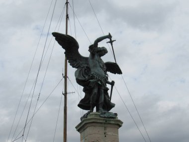 San Angelo kalesinin tepesinde güzel bir heykel. Roma, İtalya.