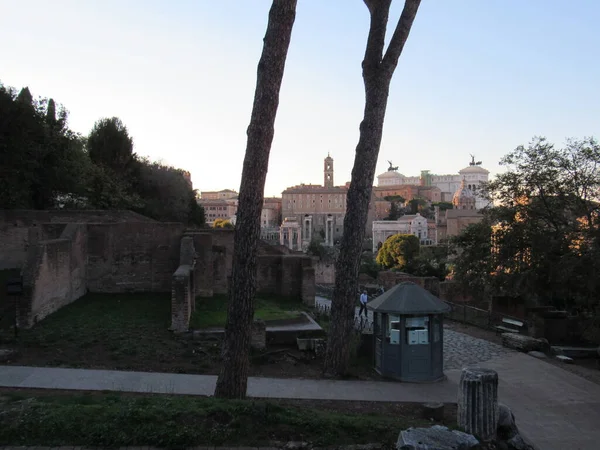 포럼은 로마의 중심지 곳이었고 시민들 종교에 이야기하기 모였던 곳이었습니다 이탈리아 — 스톡 사진
