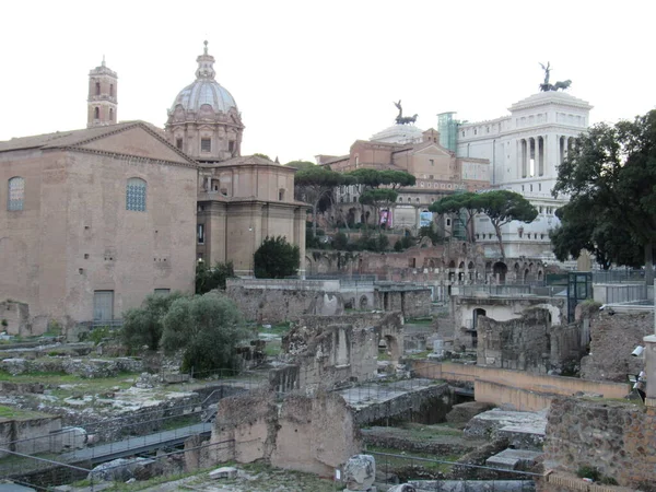 포럼은 로마의 중심지 곳이었고 시민들 종교에 이야기하기 모였던 곳이었습니다 이탈리아 — 스톡 사진