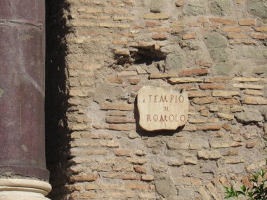 Roma Forumu, Antik Roma 'nın tüm ticaret merkezlerinin toplandığı ve vatandaşların iş, politika, hukuk, ekonomi ve din hakkında konuşmak için toplandığı yerdi. Roma, İtalya.