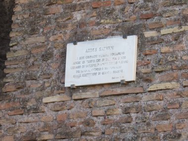 Roma Forumu, Antik Roma 'nın tüm ticaret merkezlerinin toplandığı ve vatandaşların iş, politika, hukuk, ekonomi ve din hakkında konuşmak için toplandığı yerdi. Roma, İtalya.