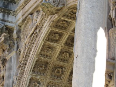 Roma Forumu, Antik Roma 'nın tüm ticaret merkezlerinin toplandığı ve vatandaşların iş, politika, hukuk, ekonomi ve din hakkında konuşmak için toplandığı yerdi. Roma, İtalya.