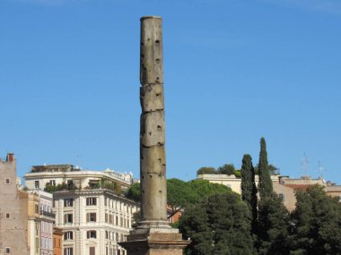 Roma Forumu, Antik Roma 'nın tüm ticaret merkezlerinin toplandığı ve vatandaşların iş, politika, hukuk, ekonomi ve din hakkında konuşmak için toplandığı yerdi. Roma, İtalya.