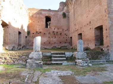 Roma Forumu, Antik Roma 'nın tüm ticaret merkezlerinin toplandığı ve vatandaşların iş, politika, hukuk, ekonomi ve din hakkında konuşmak için toplandığı yerdi. Roma, İtalya.