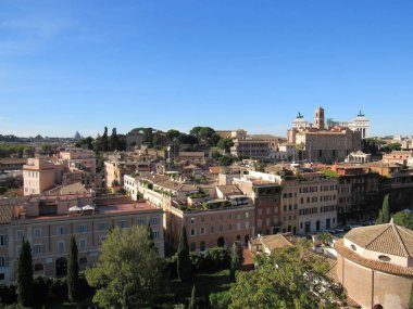 Roma Forumu, Antik Roma 'nın tüm ticaret merkezlerinin toplandığı ve vatandaşların iş, politika, hukuk, ekonomi ve din hakkında konuşmak için toplandığı yerdi. Roma, İtalya.