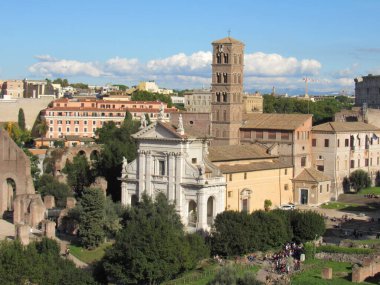 Roma Forumu, Antik Roma 'nın tüm ticaret merkezlerinin toplandığı ve vatandaşların iş, politika, hukuk, ekonomi ve din hakkında konuşmak için toplandığı yerdi. Roma, İtalya.