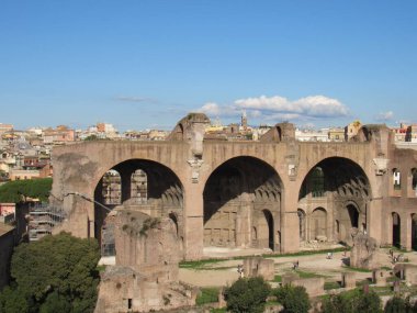 Roma Forumu, Antik Roma 'nın tüm ticaret merkezlerinin toplandığı ve vatandaşların iş, politika, hukuk, ekonomi ve din hakkında konuşmak için toplandığı yerdi. Roma, İtalya.