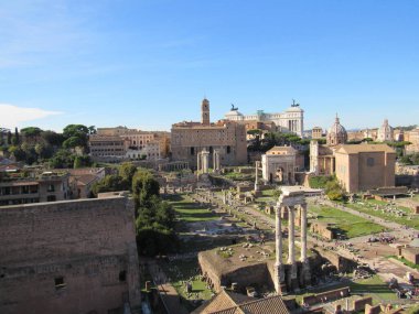 Roma Forumu, Antik Roma 'nın tüm ticaret merkezlerinin toplandığı ve vatandaşların iş, politika, hukuk, ekonomi ve din hakkında konuşmak için toplandığı yerdi. Roma, İtalya.