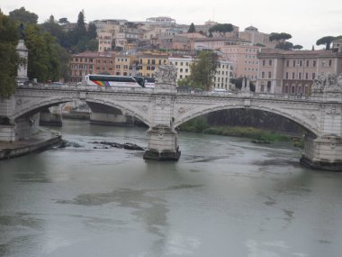 Köprüden San Angelo Kalesine. Roma, İtalya