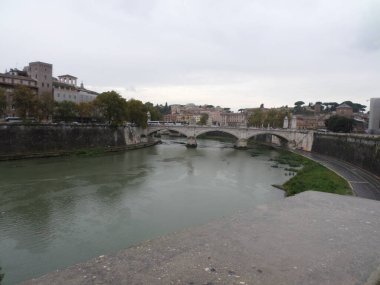 Köprüden San Angelo Kalesine. Roma, İtalya