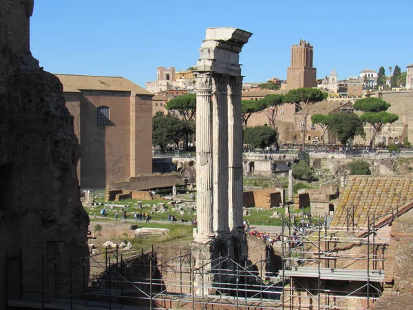 罗马论坛是古罗马所有商业中心的集中地 也是市民聚在一起谈论商业 经济和宗教的地方 意大利罗马 — 图库照片