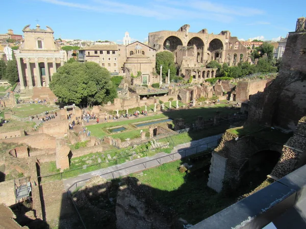 罗马论坛是古罗马所有商业中心的集中地 也是市民聚在一起谈论商业 经济和宗教的地方 意大利罗马 — 图库照片