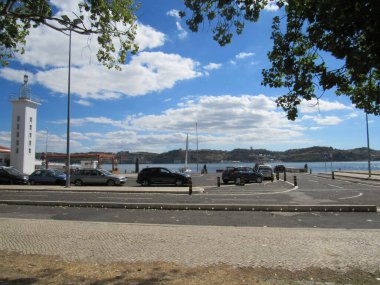 Lizbon, Portekiz 'deki Tagus nehri ve şehrin manzarası.